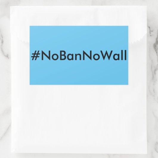 #NoBanNoWall, schwarzer Text auf blauem Aufkleber (Tasche)