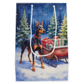 Noble Doberman Guarding Christmas Sleigh Winter Mittlere Geschenktüte (Rückseite)