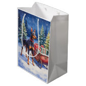Noble Doberman Guarding Christmas Sleigh Winter Mittlere Geschenktüte (Rückseite Schrägansicht)