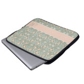 Nobler Blumenmonogramm-Damast Laptopschutzhülle (Vorne Knopf)