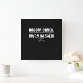 Nobody Cares Work Harder Motivational Ness Workout Quadratische Wanduhr (Zuhause)