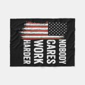 Nobody Cares Work Harder Motivational Workout Gym Fleecedecke (Vorderseite (Horizontal))