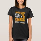 Nobody Ever Won A Chess Game By Resigning Chess Pl T-Shirt (Vorderseite)