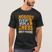 Nobody Ever Won A Chess Game By Resigning Chess Pl T-Shirt (Vorderseite)
