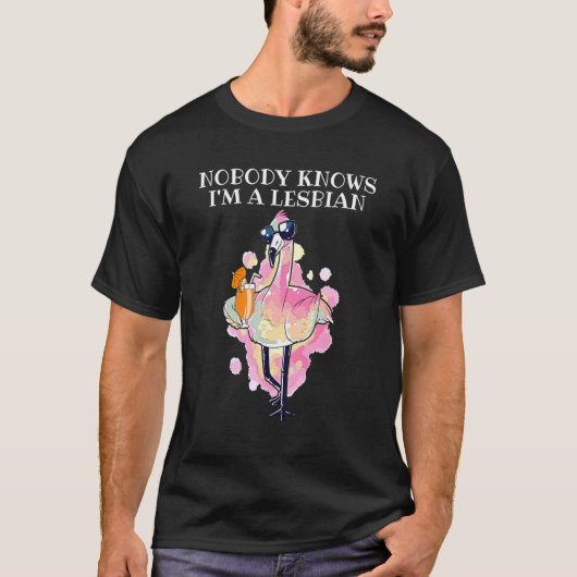 Nobody Knows Im Lesbian Pinky Flamingo Alcoholic P T-Shirt (Vorderseite)
