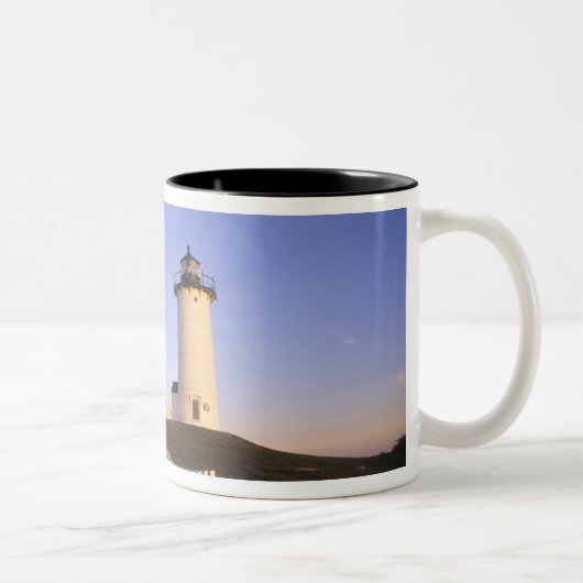 Nobska Lighthouse, Woods Hole, Massachusetts Zweifarbige Tasse (Rechts)
