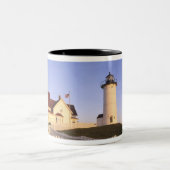 Nobska Lighthouse, Woods Hole, Massachusetts Zweifarbige Tasse (Mittel)