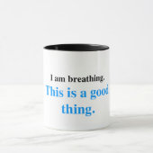 Noch atmend (blaue Ausgabe) Tasse (Zentrum)