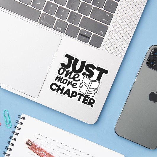 Noch ein Kapitel Funny Quote Bookworader Aufkleber (Laptop mit iPhone)