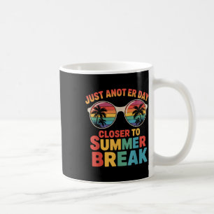 Noch ein Tag Naher, um die Sommerpause letzten Tag Kaffeetasse