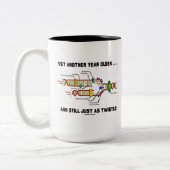 Noch ein weiteres Jahr älter, immer noch genauso v Zweifarbige Tasse (Links)