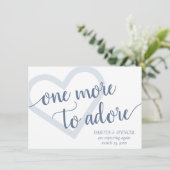 Noch eins zu Adore | Dusty Blue Heart New Baby Ankündigung (Stehend Vorderseite)