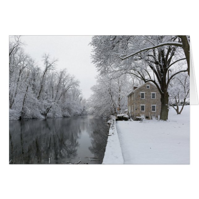 Noch Haus entlang ruhigem Wasser im Schnee (Vorderseite (Horizontal))