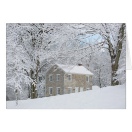 Noch Haus hinter schneebedeckter Bank