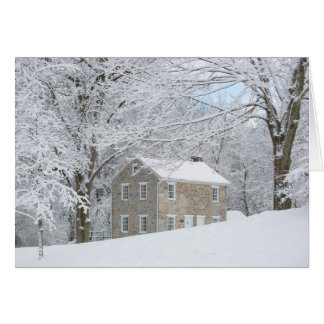 Noch Haus hinter schneebedeckter Bank