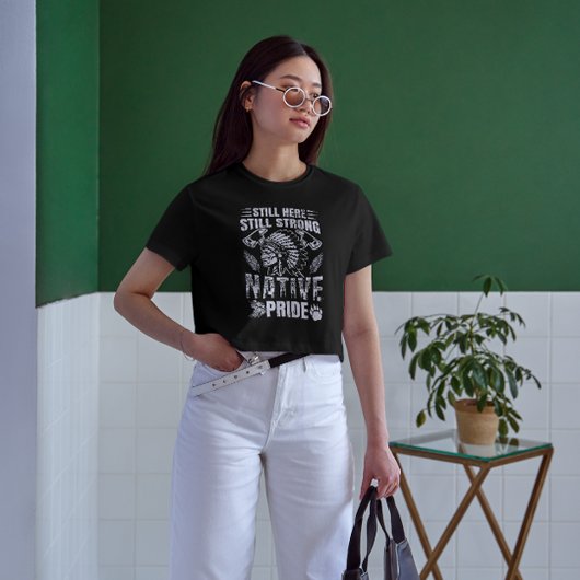 Noch immer hier, immer noch stark, Indianerstolz T-Shirt