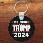 Noch immer stimmt Trump 2024 über die patriotische Schlüsselanhänger (Vorderseite)