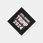 Noch immer stimmt Trump 2024 über die patriotische Serviette (Ecke)