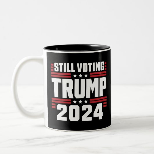 Noch immer stimmt Trump 2024 über die patriotische Zweifarbige Tasse (Links)
