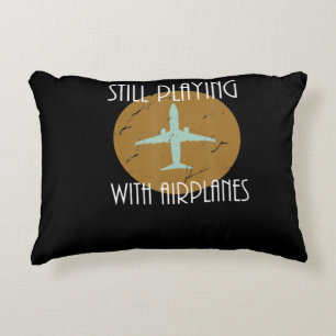 Noch spielen mit Flugzeugen Pilot Grafik Geschenk Dekokissen