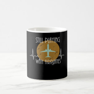 Noch spielen mit Flugzeugen Pilot Grafik Geschenk Kaffeetasse