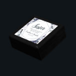 Nocturnal Floral Sister Trauzeugin Personalisiert Erinnerungskiste<br><div class="desc">Nocturnal floral Wasserfarbe Pinselfarben Blume Design mit handgemalten Stielen, Wein, Blätter, Foliage, Wasserfarbenpinsel Pinselstriche. Farbenfrohe Navy Blau, Dusty Blau, Dunkles fast Schwarzes Grau, und die Hinweise auf Mauve Rosa. Mit handgezeichneten Linien, Wirblen handgeschriebenen Schriftart mit Pinselschrift und elegantem geometrischem Blumenrahmen - Sistre Trauzeugin Zitat Wichtig Personalisierte Geschenkboxen für Holzschmuck bewahren!...</div>