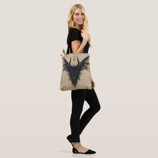 Nocturnal Guardian Tote – Gothic Bat Illustration  Tasche (Am Model)