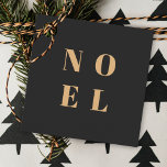 Noel Black and Gold Trendy Stylish Christmas Geschenkanhänger<br><div class="desc">Einfach,  stilvoll & kühn "Weihnachten" zitieren Kunsturlaub Gunst Tags in elegantem Gold auf einem luxuriösen schwarzen Hintergrund im modernen minimalistischen typografischen Stil. Der Gruß kann leicht personalisiert werden für ein einzigartiges und persönliches Urlaubsdesign,  das sich von der Masse abhebt!</div>