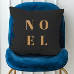 Noel Black and Gold Trendy Stylish Christmas Kissen<br><div class="desc">Einfaches,  stilvolles und kühn "Weihnachten" zitiert Kunstkissen in elegantem Gold auf luxuriösem schwarzem Hintergrund im modernen minimalistischen typografischen Stil. Der Gruß kann leicht personalisiert werden für ein einzigartiges und persönliches Urlaubsdesign,  das sich von der Masse abhebt!</div>