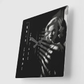 Noir Femme Fatale Quadratische Wanduhr (Winkel)
