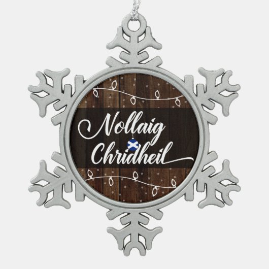 Nollaig Chridheil schottisches Gälisch-frohe Schneeflocken Zinn-Ornament (Vorderseite)