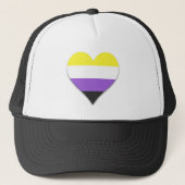 Non-binary pride heart Trucker Hat Truckerkappe (Vorderseite)