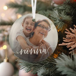 Nonna Grandma Script Overlay Ornament Aus Glas<br><div class="desc">Schaffen Sie ein süßes Geschenk für eine besondere Großmutter mit diesem schönen individuellen Ornament. "Nonna" erscheint als elegantes weißes Skript-Overlay auf Ihrem Lieblings-Foto von Großmutter und ihrem Enkel oder Enkelkindern.</div>