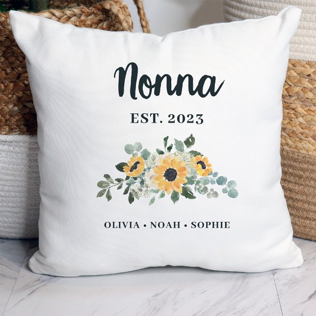 Nonna | Hübsche rustikale Sonnenblumen und Namen Kissen (A pretty keepsake pillow for your Nonna, with lovely rustic sunflowers)