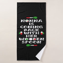 Nonna kommt mit ihrem Holzlöffel zurück Badehandtuch