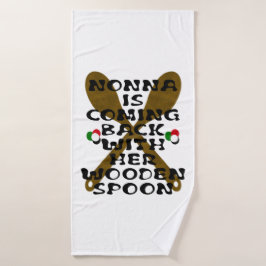 Nonna kommt mit ihrem Holzlöffel zurück Badehandtuch