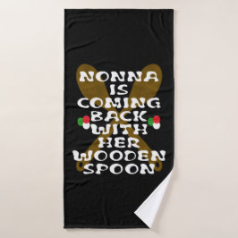 Nonna kommt mit ihrem Holzlöffel zurück Badehandtuch