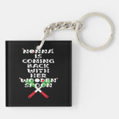 Nonna kommt mit ihrem Holzlöffel zurück Schlüsselanhänger (Rückseite)