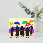 Nonnen mit Regenschirmen "Regen erwartend " Postkarte (Stehend Vorderseite)