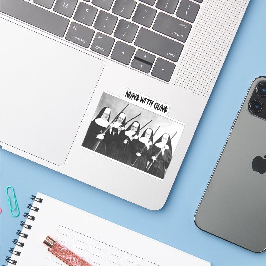 Nonnen mit Schusswaffen Aufkleber (Laptop mit iPhone)