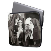 Nonnen Rauchen Vintage Fotografie Laptopschutzhülle (Vorderseite Links)