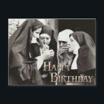 Nonnen Rauchen Vintages Foto Magnetkarte<br><div class="desc">Nonnen Rauchen Vintage Fotografie Ein altes Schwarzweißfoto einer Gruppe von Nonnen,  die eine Zigarette beleuchten. Der Kontrast der Nonnen Rauchen gibt dem Fotografen Charakter und Einstellung,  dass Anzug eine trendige Zuhause.</div>