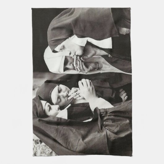 Nonnen Vintages Rauchen Geschirrtuch (Vertikal)