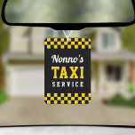 Nonno's Taxi Service | Niedliches Opfergeschenk Autolufterfrischer<br><div class="desc">Hat Nonno eine neue Karriere nach dem Ruhestand als Taxifahrer für seine Enkel? Mit diesem niedlichen und witzigen Erfrischungsmittel mit einem gelb-schwarz-karierten Führerhaus schmücken Sie sein Auto. Das Design beinhaltet "Nonno's Taxi Service" in weißen und gelben Buchstaben. Kann mit seinem bevorzugten Opa Nickname angepasst werden.</div>