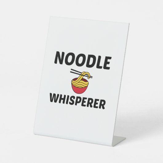 NOODLE WHISPERER SOCKELSCHILD (Vorderseite)