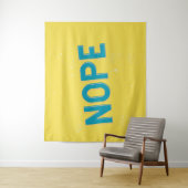 NOPE - Beunruhigte Typografie in blau und gelb Wandteppich (Beispiel)