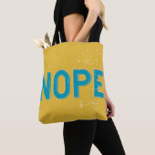 NOPE Beunruhigte Typografie in Gelb und Blau Tasche (Von Nahem)