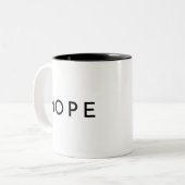 NOPE Modern Trendy Typografy Zweifarbige Tasse (Vorderseite Links)