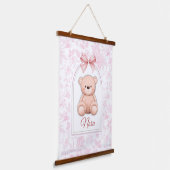 Nora | Benutzerdefiniertes rosa Teddy-Bär-Kinderzi Wandteppich Mit Holzrahmen (Gewinkelt)