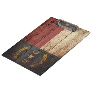 Nord-CarolinaStaats-Flagge auf altem hölzernem Klemmbrett